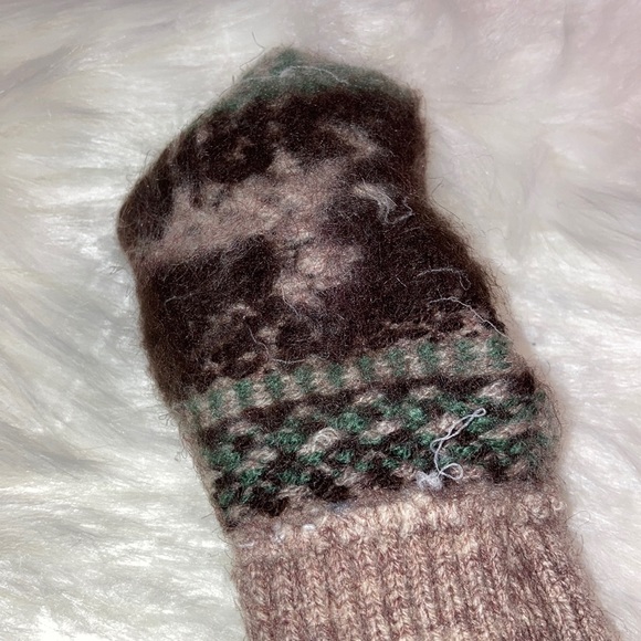Holiday Reindeer Festive Knit Gloves Tan NEW - Picture 7 of 7